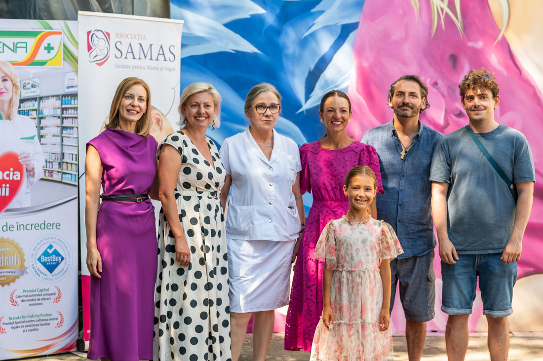 De Pictură murală - Săptămâna Alăptării - 2025la stânga (imaginii) la dreapta: Eli Roman (fundraiser Asociația SAMAS), Sînziana Ioniță-Ciurez (Director Executiv al Asociației SAMAS), Conf. Dr. Toader Daniela Oana (Manager al Institutului Național pentru Sănătatea Mamei și Copilului „Alessandrescu-Rusescu”), Elena (mama) și Adelina (fetița) - modelele din murală, Eugen Alesiuc (fotograful care a realizat imaginea acum 7 ani), Gabriel Daradici (Fâs-Fâs art, autorul muralei).